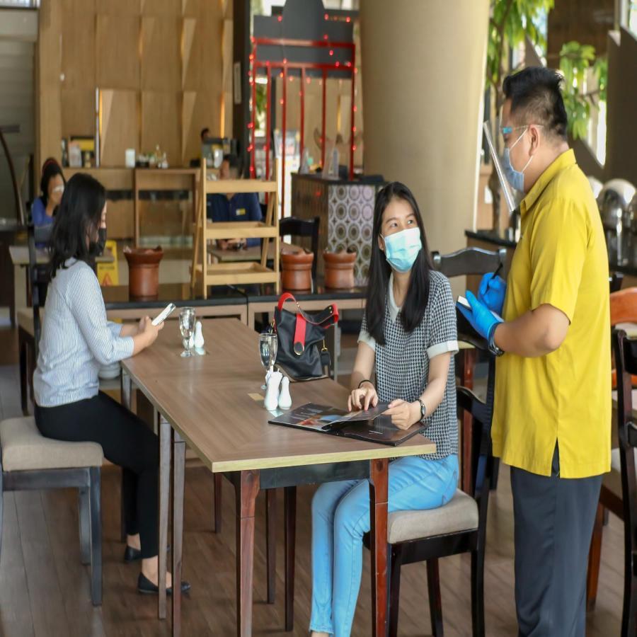 Howard Johnson By Wyndham Pekalongan Eksteriør bilde