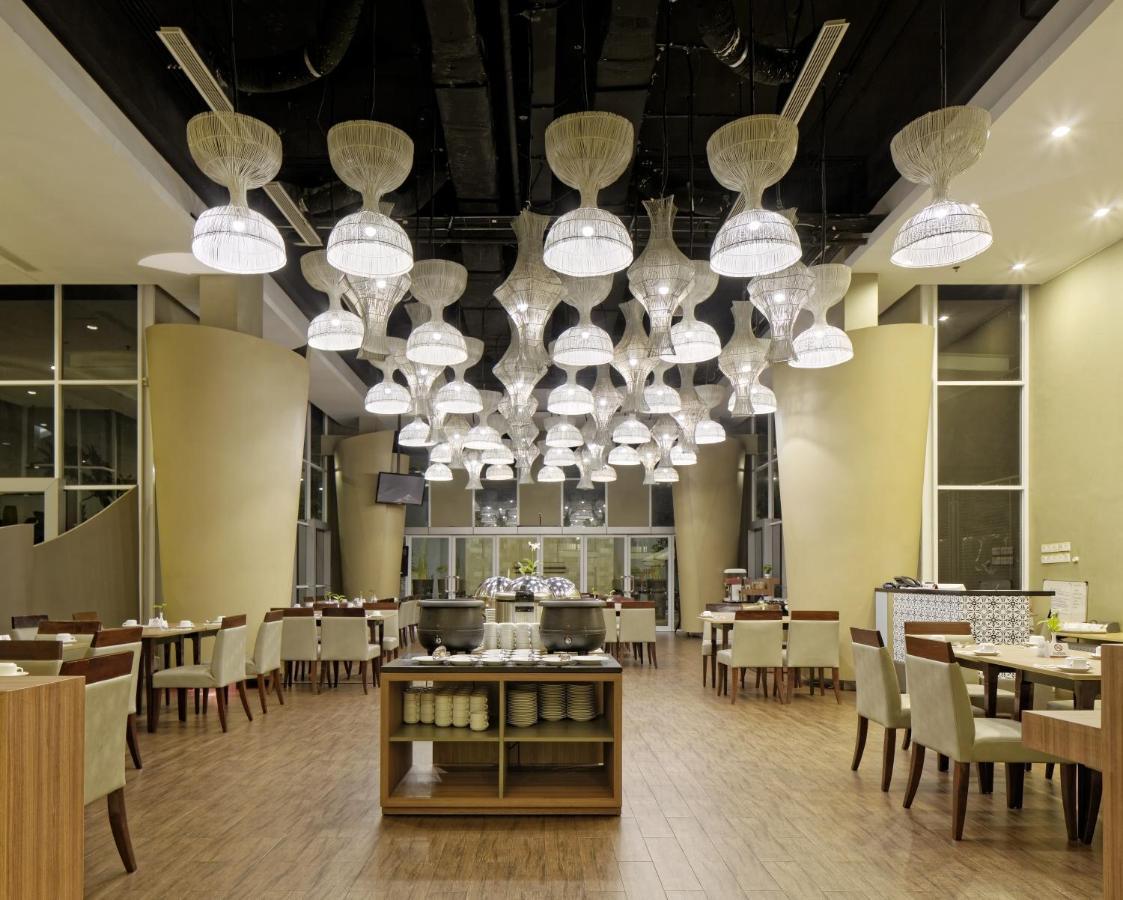Howard Johnson By Wyndham Pekalongan Eksteriør bilde