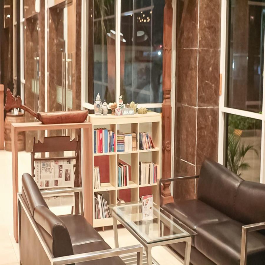 Howard Johnson By Wyndham Pekalongan Eksteriør bilde