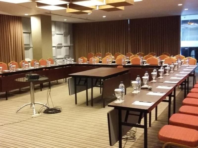 Howard Johnson By Wyndham Pekalongan Eksteriør bilde
